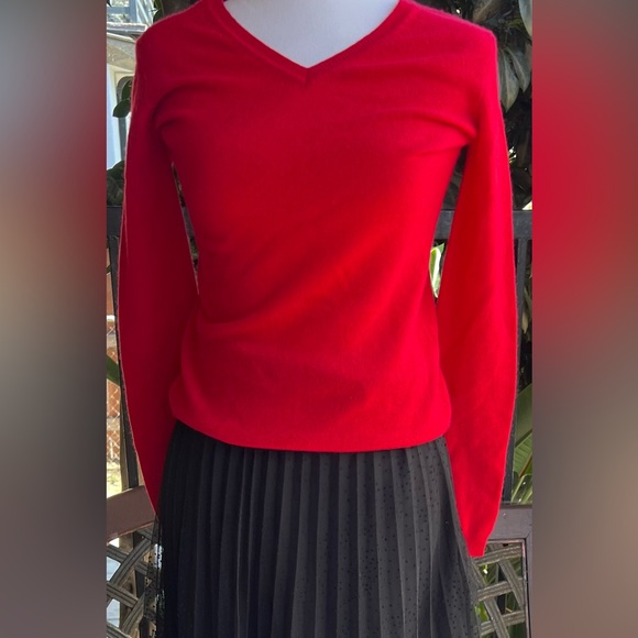 Macys 100% cashmere V-neck sweater - Picture 3 of 7